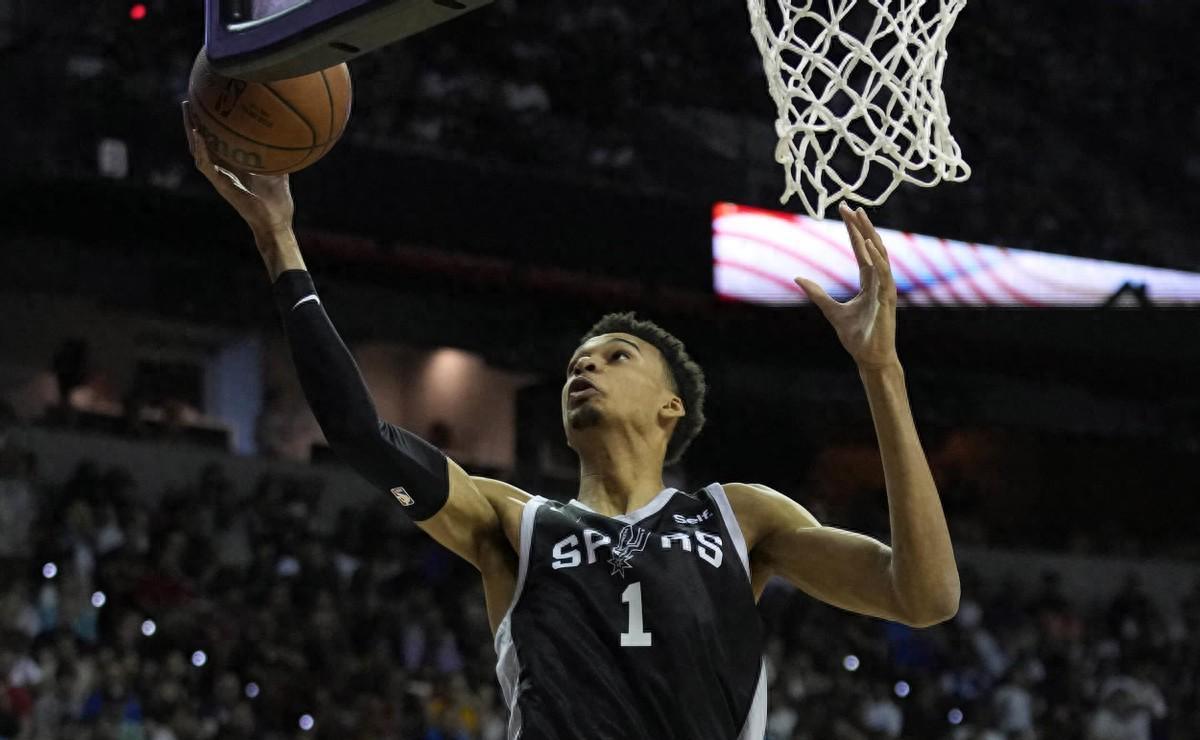 星空体育官网-短短3年，打破6项历史记录，如今再创历史，22岁已成地表最强球员